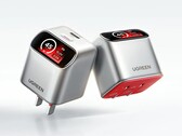 De Ugreen X740 45W GaN lader heeft een schuin slim display.