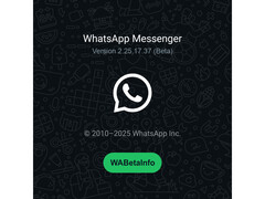 Een splash-scherm met een drukke groene achtergrond en een WhatsApp-logo met het nummer van de nieuwste bèta build. (Afbeelding Bron: @WABetaInfo op X)