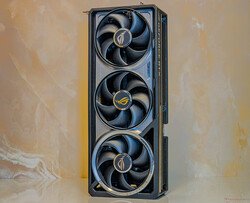 De ROG Astral RTX 5080 OC gebruikt een vierassig ventilatorkoelsysteem