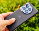 Een OnePlus 12 in het zwart