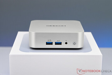 Geekom A8 - Poorten op het voorpaneel