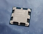 De Ryzen 7 9800X3D werd in november 2024 gelanceerd. (Afbeelding bron: Sebastian Bade voor Notebookcheck, Unsplash, bewerkt)