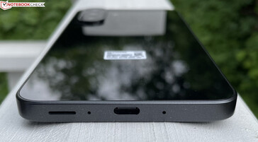 Onder: luidspreker, microfoons, USB-C 2.0 (bron: Manuel Masiero)