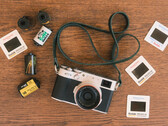 De nieuwe functie van de ontwikkelaar voor Fujfilm camera's wordt ingebouwd in de bestaande Fujistyle app. Afgebeeld - de Fujfilm X100V camera naast verschillende filmrolletjes. (Afbeelding bron: Fuji X Weekly)