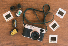 De nieuwe functie van de ontwikkelaar voor Fujfilm camera&#039;s wordt ingebouwd in de bestaande Fujistyle app. Afgebeeld - de Fujfilm X100V camera naast verschillende filmrolletjes. (Afbeelding bron: Fuji X Weekly)