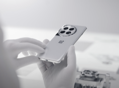 De OnePlus 12 is al verkrijgbaar in een zwarte en groene afwerking. (Afbeeldingsbron: OnePlus)