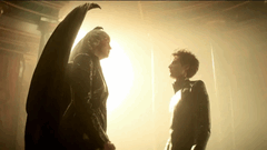 Lucifer en Dream staan tegenover elkaar in een moment van goddelijke spanning; een van de vele visueel opvallende confrontaties in The Sandman Seizoen 2. (bron: Netflix)