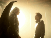 Lucifer en Dream staan tegenover elkaar in een moment van goddelijke spanning; een van de vele visueel opvallende confrontaties in The Sandman Seizoen 2. (bron: Netflix)