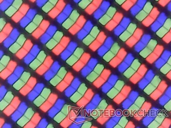 RGB-subpixels zijn scherp, maar er is nog steeds een lichte korreligheid in het beeld door het dikke overlappende glas