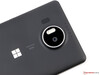 De Lumia 950 XL (links) naast de Lumia 950 DS.