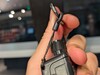 M1 wordt geleverd met een sleutelkoord en clip