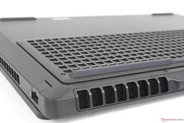 Voldoende ventilatieroosters langs de achterkant, zijkanten en onderkant