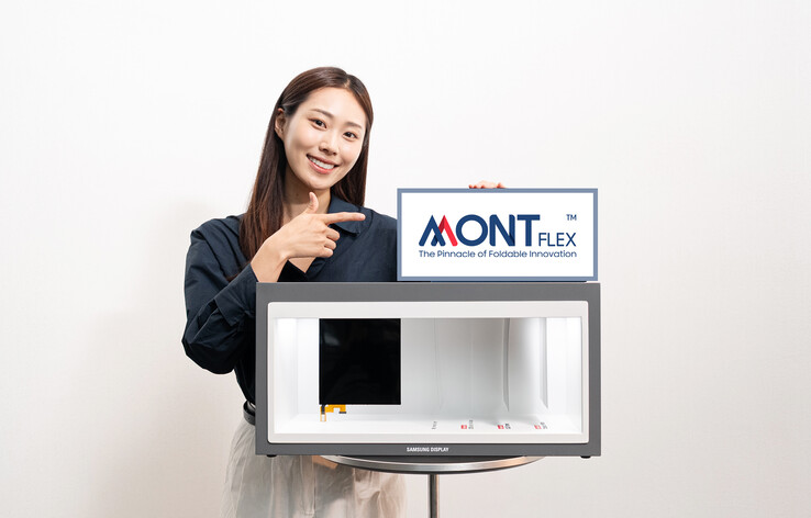Een vrouw presenteert het nieuwe merk samen met wat lijkt op een nieuw beeldscherm (Afbeelding bron: samsungdisplay.com)