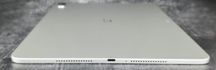 Rechterzijde van de behuizing (luidspreker, USB-poort, microfoon, luidspreker)