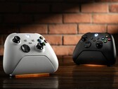 Het 8BitDo Ultimate Charging Dock voor Xbox-controllers in wit en zwart.
