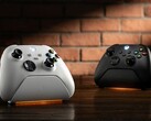 Het 8BitDo Ultimate Charging Dock voor Xbox-controllers in wit en zwart.