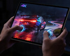 De 13-inch Legion Y900 gamingtablet is uitgerust met de Snapdragon 8 Elite Gen 5. Afgebeeld: een promofoto waarop de tablet een racespel uitvoert. 