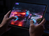 De 13-inch Legion Y900 gamingtablet is uitgerust met de Snapdragon 8 Elite Gen 5. Afgebeeld: een promofoto waarop de tablet een racespel uitvoert. 