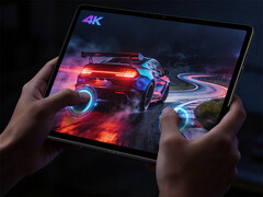 De 13-inch Legion Y900 gamingtablet is uitgerust met de Snapdragon 8 Elite Gen 5. Afgebeeld: een promofoto waarop de tablet een racespel uitvoert. 