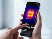 De nieuwste warmtebeeldcamera van Rision maakt gebruik van de camera van de smartphone om de beeldkwaliteit te verbeteren.