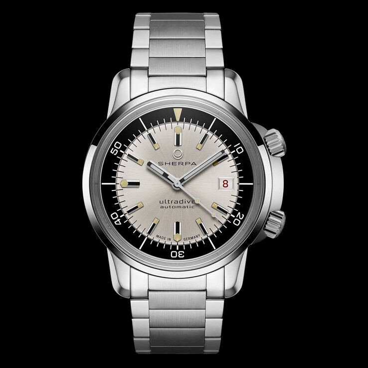 Het Sherpa Ultradive Tuxedo horloge heeft een gegalvaniseerd zilveren wijzerplaat (Afbeelding bron: Sherpa)