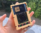 De op Raspberry Pi Zero gebaseerde DAP met een 4.000mAh batterij (afgebeeld) zal naar verwachting 10 tot 14 uur werken op een enkele lading. (Afbeeldingsbron: u/Der6FingerJo via r/DigitalAudioPlayer)