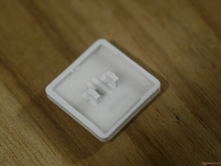 De onderkant van de Choc V1-toetsdoppen maakt lawaai wanneer ze de behuizingen aan de bovenkant van de schakelaar raken. 