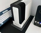 De Monochrome 2 is een ventilatorloze AMD Ryzen AI Max+ 395 aangedreven SFF PC. (Afbeelding bron: TheJiral via smallformfactor.net)