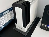 De Monochrome 2 is een ventilatorloze AMD Ryzen AI Max+ 395 aangedreven SFF PC. (Afbeelding bron: TheJiral via smallformfactor.net)