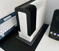 De Monochrome 2 is een ventilatorloze AMD Ryzen AI Max+ 395 aangedreven SFF PC. (Afbeelding bron: TheJiral via smallformfactor.net)