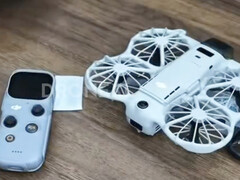 De DJI Neo 3 naast zijn RC Mini-afstandsbediening, van rechts naar links.