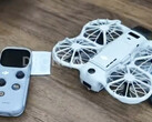 De DJI Neo 3 naast zijn RC Mini-afstandsbediening, van rechts naar links.