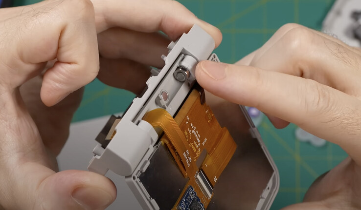 De Miyoo Flip V2 voegt een metalen scharniermechanisme toe. (Afbeelding bron: Retro Game Corps)