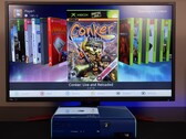 Een gemodde blauwe Xbox 360 met een aangepast homebrew-dashboard op een monitor, waarop het spel "Conker: Live and Reloaded" naast andere Xbox- en emulatortitels. (Afbeelding bron: Modern Vintage Gamer op YouTube)