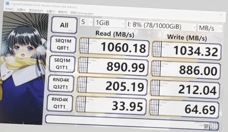 CrystalDiskMark 8 resultaten van Dockcase's live video. Scores geven aan dat de behuizing USB 3.2 Gen 2 snelheden volledig ondersteunt. (Afbeelding via Dockcase)