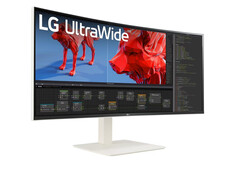 De UltraWide 38WR85QC-W is dan wel een zakelijke monitor, maar hij is ook geschikt voor gaming. (Afbeeldingsbron: LG)
