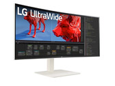 De UltraWide 38WR85QC-W is dan wel een zakelijke monitor, maar hij is ook geschikt voor gaming. (Afbeeldingsbron: LG)