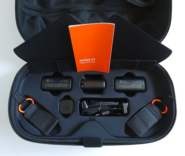 Opbergvak voor accessoires eronder. (Afbeelding bron: Notebookcheck)