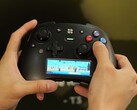 Hands-on op Gamescom: Deze controller is voorzien van een display, een besturingssysteem en een Raspberry Pi-chip