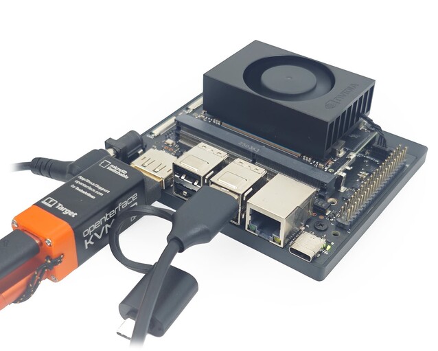 Alle hardware past in de connector van het beeldscherm, waardoor er minder kabelwarboel is. (Afbeelding Bron: Openterface via Crowdsupply)