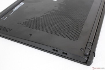 De achterkant van de laptop kan erg warm worden en daarom raden we niet aan om de ventilatie af te dekken