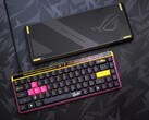 De nieuwe Asus ROG Falchion Ace HFX ZywOo Edition heeft een opgefrist ontwerp met gele en roze accenten. (Afbeeldingsbron: Asus)
