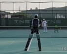 De Ubtech Walker S2 humanoïde aan het tennissen (Afbeelding bron: Ubtech Robotics op YouTube)