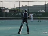 De Ubtech Walker S2 humanoïde aan het tennissen (Afbeelding bron: Ubtech Robotics op YouTube)