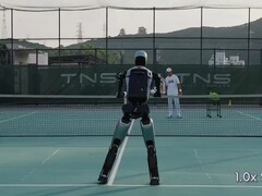 De Ubtech Walker S2 humanoïde aan het tennissen (Afbeelding bron: Ubtech Robotics op YouTube)