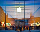 Buitenaanzicht van Apple Store met logo en klanten binnen (Beeldbron: Pixabay)