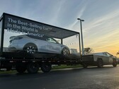 Cybertruck trekt een made-in-US Model Y (Afbeeldingsbron: TeslaNewsWire/X)