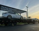 Cybertruck trekt een made-in-US Model Y (Afbeeldingsbron: TeslaNewsWire/X)