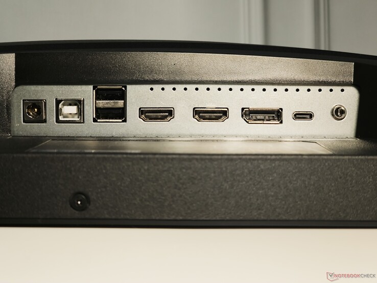 Van links naar rechts: DC-in, USB Type-B stroomopwaarts, 2x USB Type-A, 2x HDMI 2.1-uit, 1x DisplayPort 1.4a-uit, USB Type-C (met DisplayPort Alt-modus en 65 W Power Delivery), Hoofdtelefoonuitgang