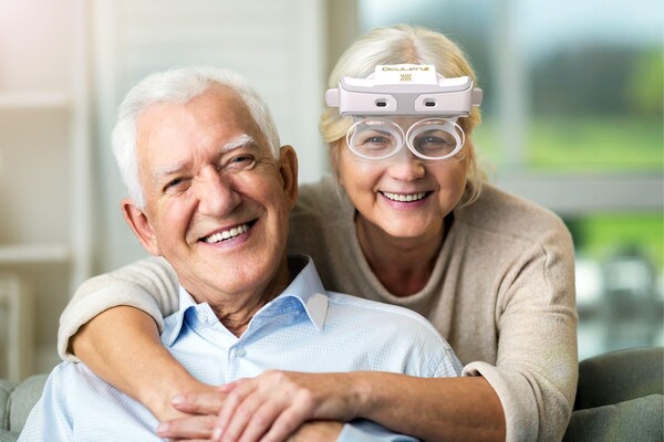 Met de Ocutrx OcuLenz AR/XR-headset kunnen patiënten de wereld volledig zien. (Bron: Ocutrx)